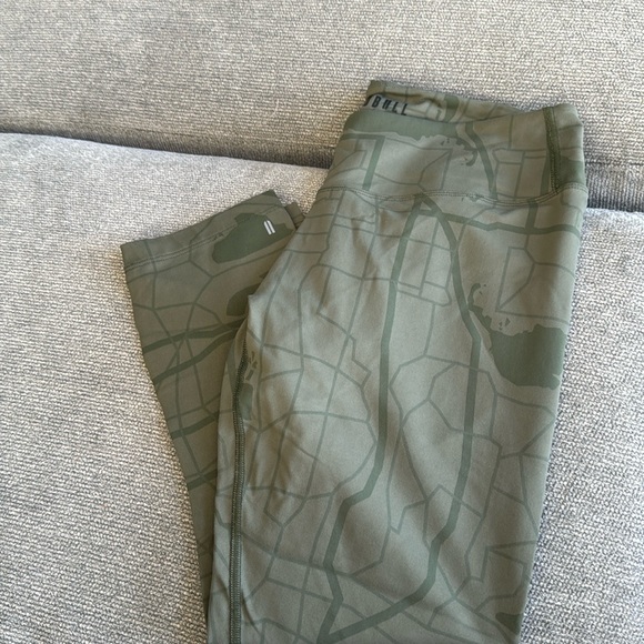 NoBull crop legging. Low rise. Madison print in army green - Picture 1 of 3
